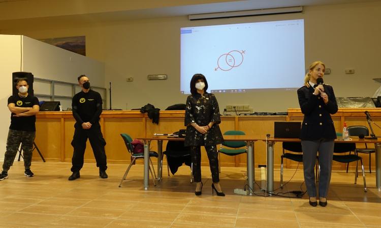 Macerata, "Questo non è amore": la Polizia di Stato contro la violenza sulle donne Macerata, "Questo non è amore": la Polizia di Stato contro la violenza sulle donne