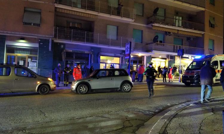 Macerata, travolto da un'auto mentre attraversa sulle strisce: giovane trasportato a Torrette (FOTO) Macerata, travolto da un'auto mentre attraversa sulle strisce: giovane trasportato a Torrette (FOTO)