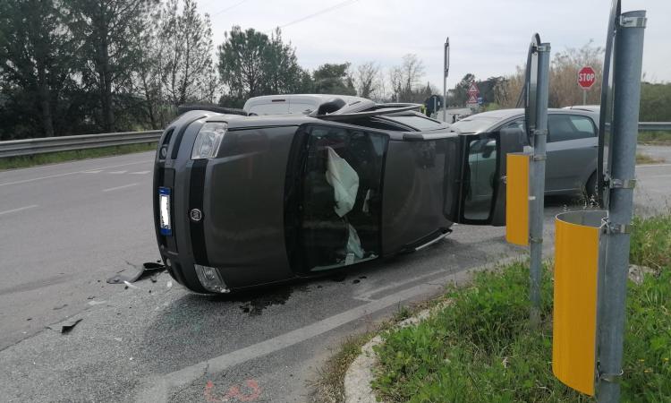 Macerata, violento scontro all'incrocio: 3 mezzi coinvolti, un'auto si ribalta. Ferito un uomo (FOTO)