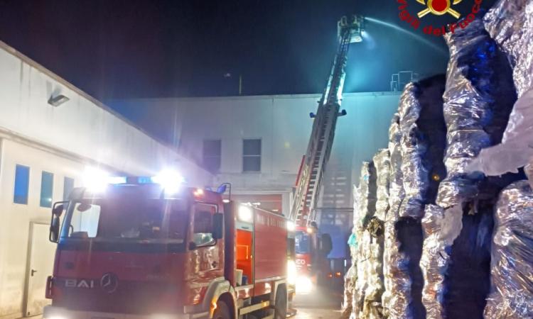 Tolentino, incendio al Cosmari: a fuoco un capannone dei rifiuti