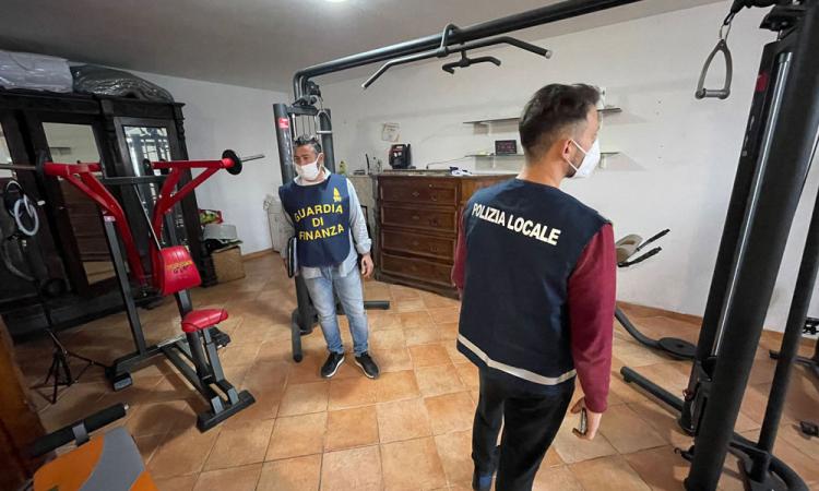 Tolentino, palestra abusiva in casa: la Finanza sequestra gli attrezzi. Nei guai la "titolare" 54enne Tolentino, palestra abusiva in casa: la Finanza sequestra gli attrezzi. Nei guai la "titolare" 54enne