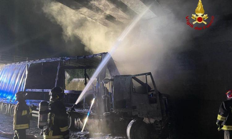 Prima lo schianto poi le fiamme, camion prende fuoco nel sottopasso: muore l'autista