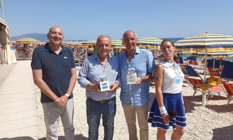 Rifiuti e raccolta differenziata anche in spiaggia: il Consorzio Ricrea premia Porto Recanati