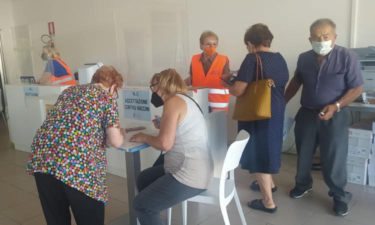 Piediripa, caos al centro vaccinale: affluenza fuori controllo per la quarta dose agli over 60 (FOTO) Piediripa, caos al centro vaccinale: affluenza fuori controllo per la quarta dose agli over 60 (FOTO)