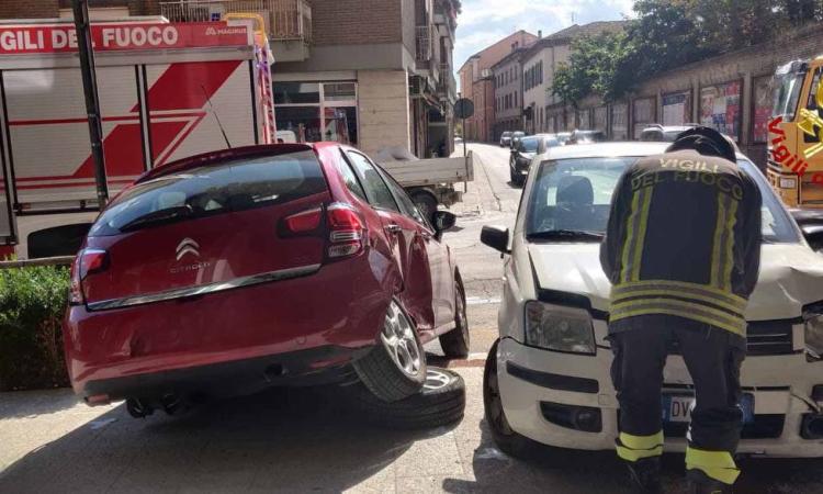 Tolentino, colpisce auto in sosta e finisce sul marciapiede: incidente a Palazzo Europa Tolentino, colpisce auto in sosta e finisce sul marciapiede: incidente a Palazzo Europa