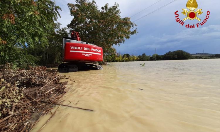 Alluvione Marche, ancora senza esito le ricerche dei due dispersi Alluvione Marche, ancora senza esito le ricerche dei due dispersi
