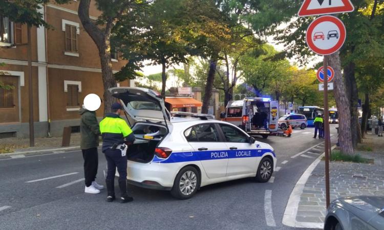 Macerata, falciata da uno scooter mentre attraversa la strada: giovane in ospedale (FOTO)