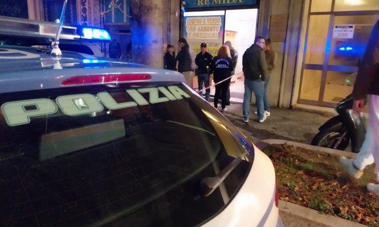 Macerata, rapina al Compro Oro: arrestato l'autore. "Ha spruzzato spray urticante contro il titolare"