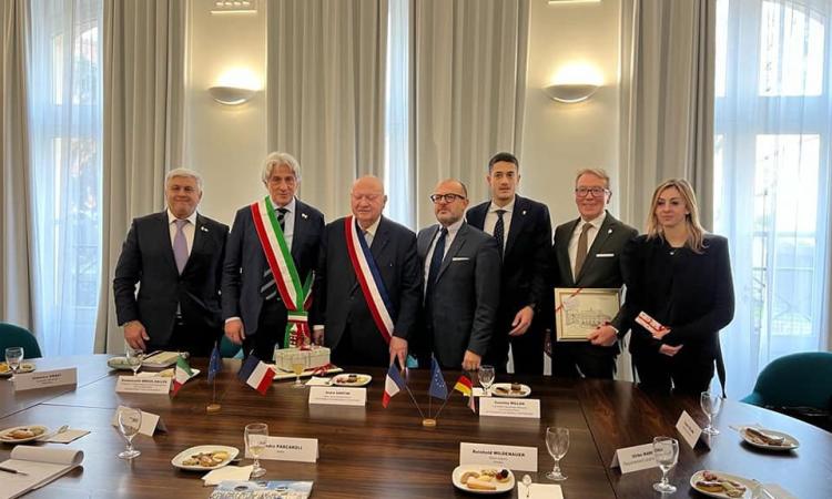 Weekend a Issy-les-Moulineaux per Macerata: si rinnova il gemellaggio con la corsa dei Babbi Natale