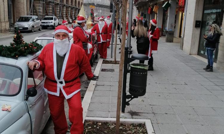 San Severino, Babbo Natale arriva a bordo di una 500 San Severino, Babbo Natale arriva a bordo di una 500