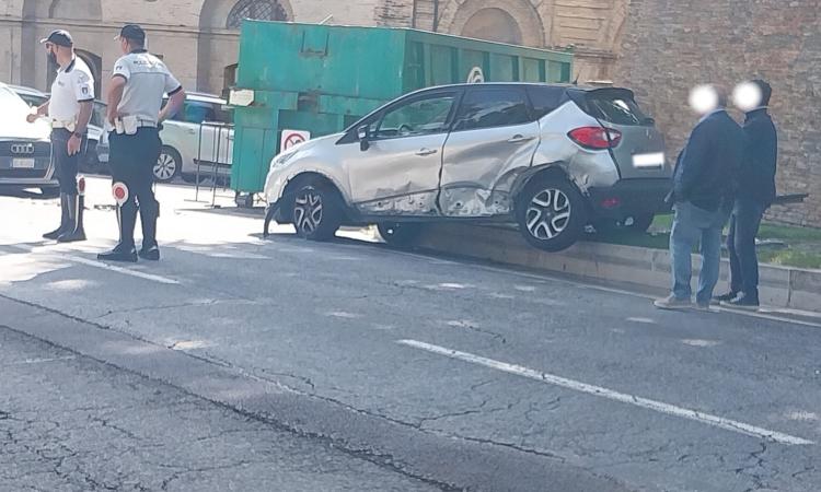 Macerata, incidente a due passi dallo Sferisterio: interviene il 118 (FOTO)