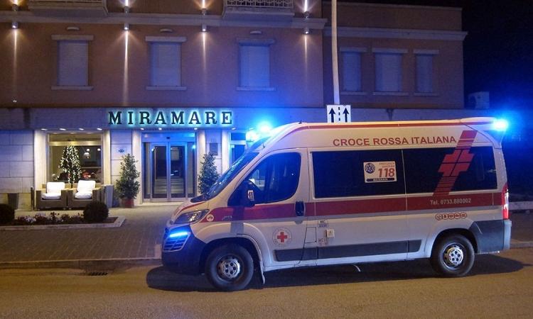 Anziana sfollata cade in albergo: soccorsa dall'ambulanza