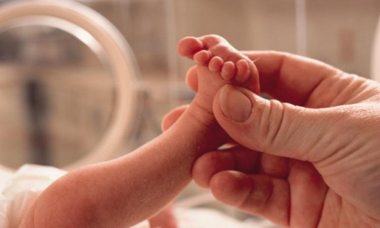 Madre coraggio partorisce quattro gemellini sfidando il cancro