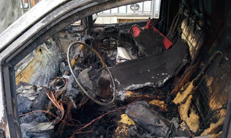 Civitanova: auto e furgone in fiamme nella notte