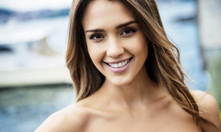 Jessica Alba nei guai con la sua Honest Company: ritirato il talco per bimbi "Organic Baby Powder", rischio infezioni