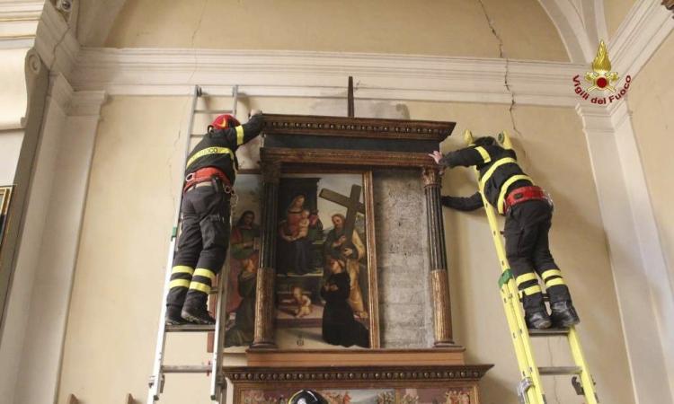 Matelica, vigili del fuoco recuperano opere d'arte nella chiesa di S. Francesco - IL VIDEO -