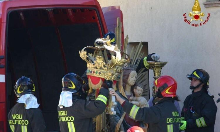 I vigili del fuoco recuperano una statua lignea del Trecento in una chiesa di Camerino - FOTO - VIDEO