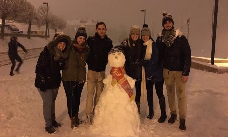 La neve non ferma gli studenti Unicam che inventano la mascotte "Erasmo"