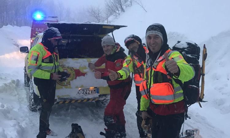 Terremoto e neve, intrappolati sotto una slavina: salvati due dipendenti Anas - FOTO