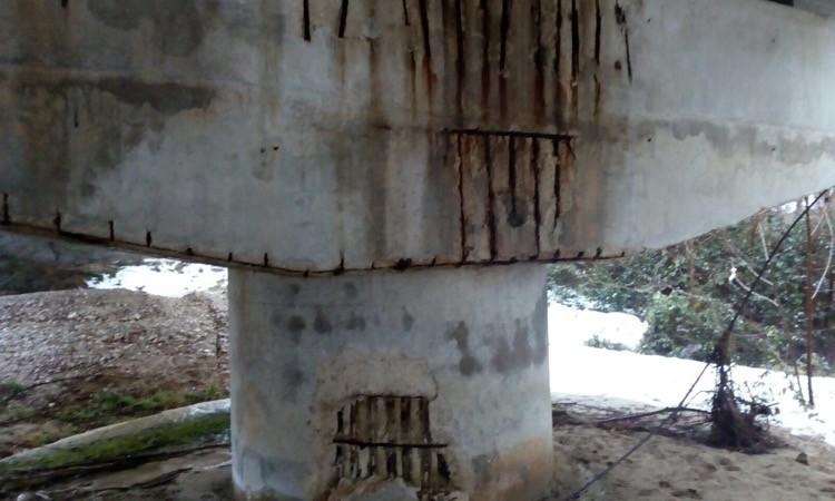 Preoccupazione per le condizioni in cui versa il pilone di un ponte sulla superstrada 77