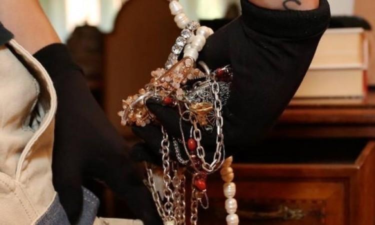 Furto in un appartamento in via Cincinelli a Macerata: rubati denaro e gioielli