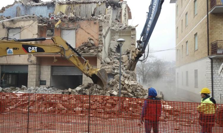Castelraimondo, iniziata la demolizione dell'edificio in Viale Europa