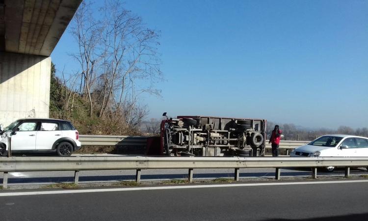 Incidente in superstrada: scontro tra un'auto e un corriere espresso