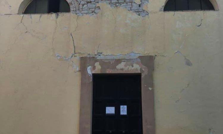 La chiesa di Borgiano a rischio crollo, un residente: "In tre mesi non è venuto nessuno"