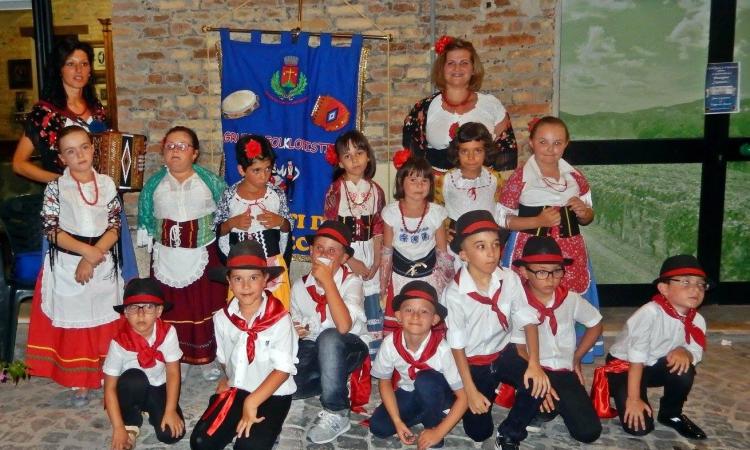 Li Matti de Montecò portano la tradizione a scuola