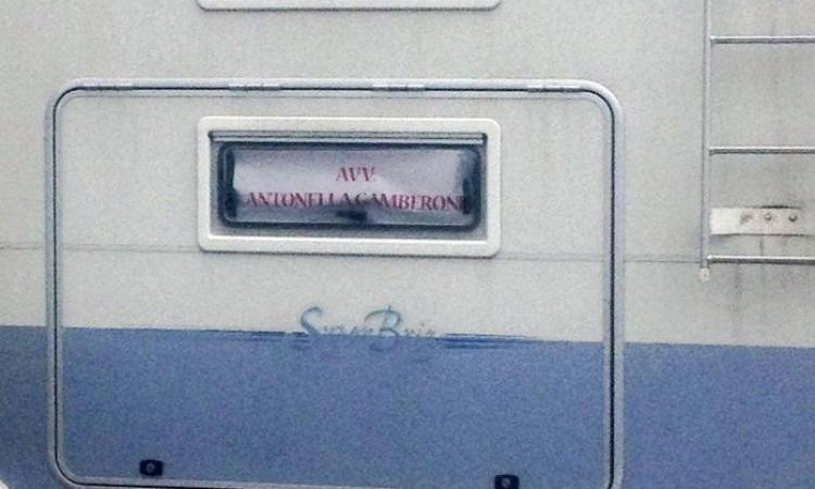 Post sisma, l'avvocatessa Gamberoni riapre lo studio legale in un camper