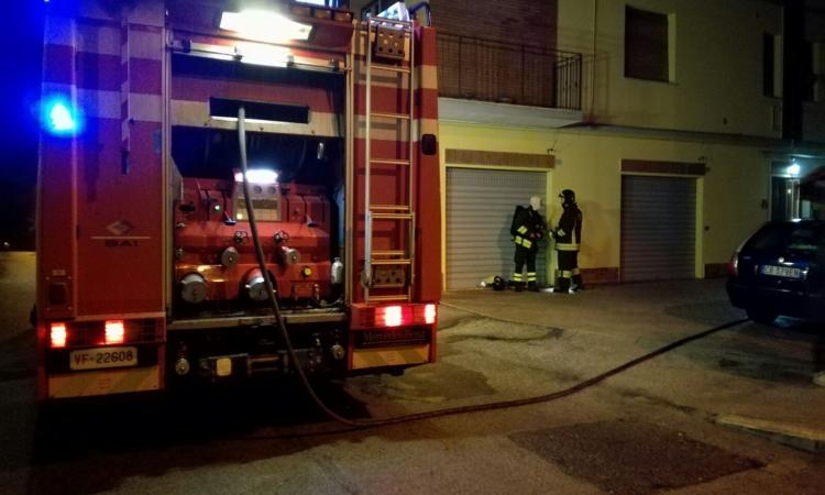 Auto avvolta dalle fiamme, paura per i condomini di un palazzo a Macerata - FOTO - VIDEO
