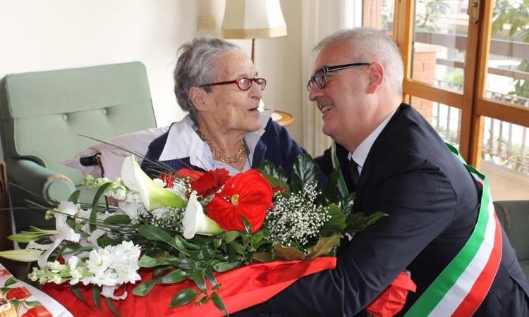 Macerata, la centenaria Augusta Renzetti riceve gli auguri del sindaco