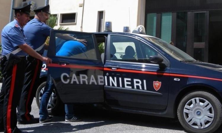 Minaccia e picchia l'ex, arrestato maceratese 41enne