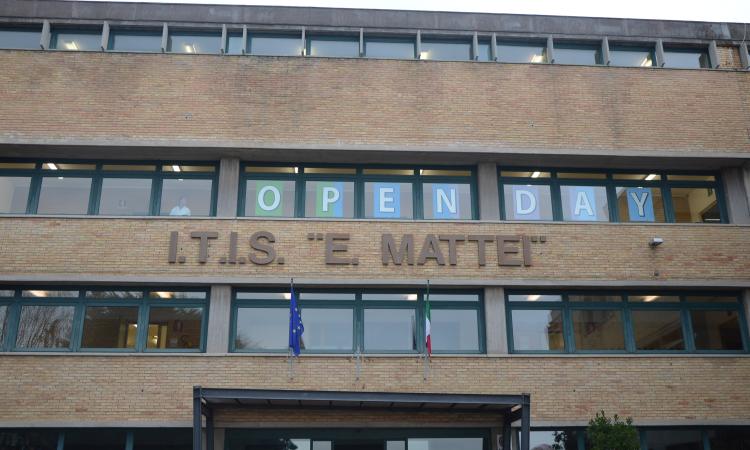 L'Amministrazione recanatese risponde al M5S: "Basta retorica, noi facciamo i fatti con la scuola"