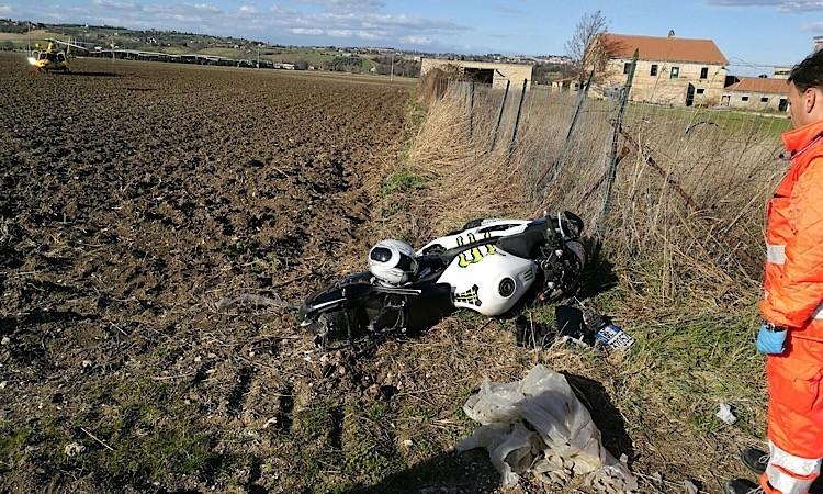 Fuori strada con la moto a Sarrocciano: donna trasportata in eliambulanza a Torrette