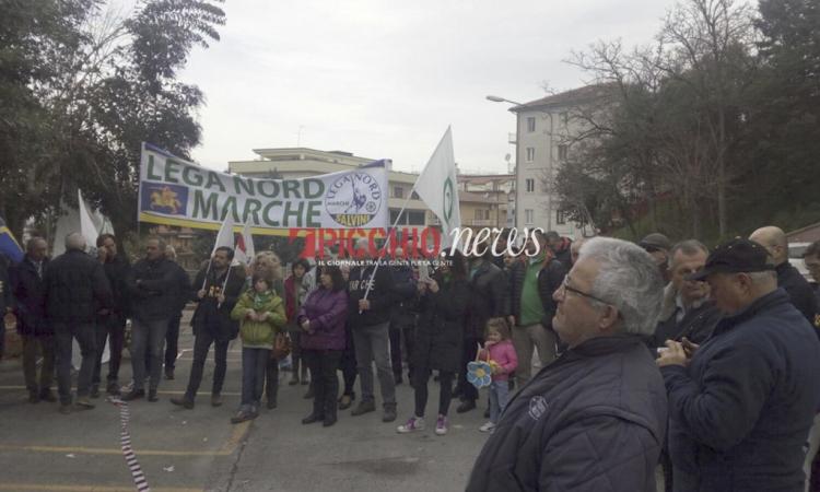 Presidio della Lega a Monte San Giusto, ma non c'è Salvini: "Solidarietà al carabiniere e alle forze dell'ordine"