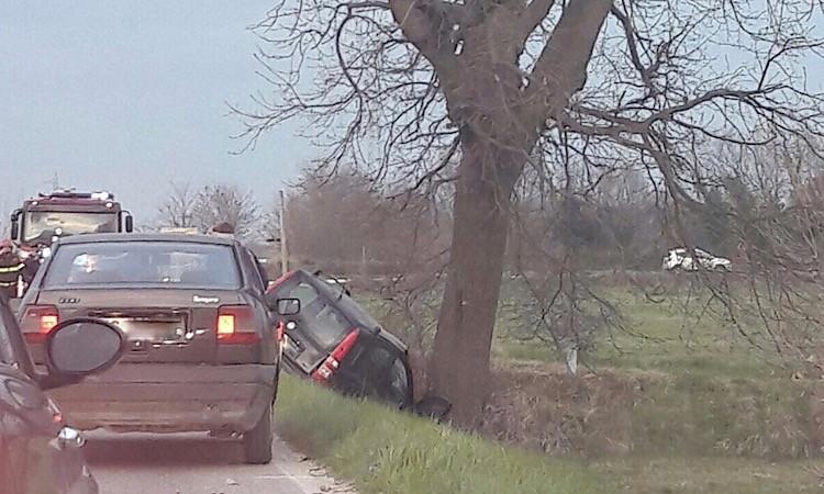 Incidente lungo la Regina: grave una delle persone coinvolte