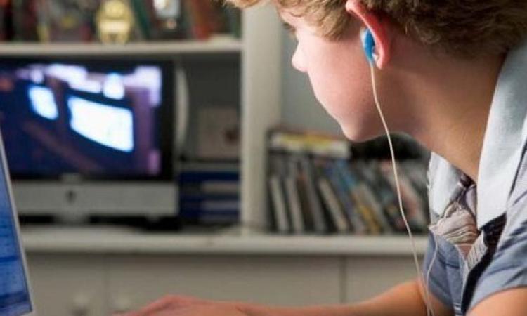 Il web e i pericoli per i giovani ipnotizzati dalla rete: aumentano i reati come sexting e cyberbullismo