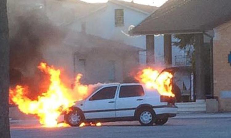 Civitanova, auto in fiamme di fronte alla chiesa di San Giuseppe