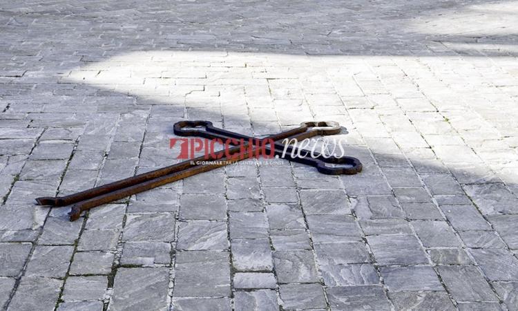 Macerata, intervengono i vigili per mettere in sicurezza la croce della chiesa di San Giovanni