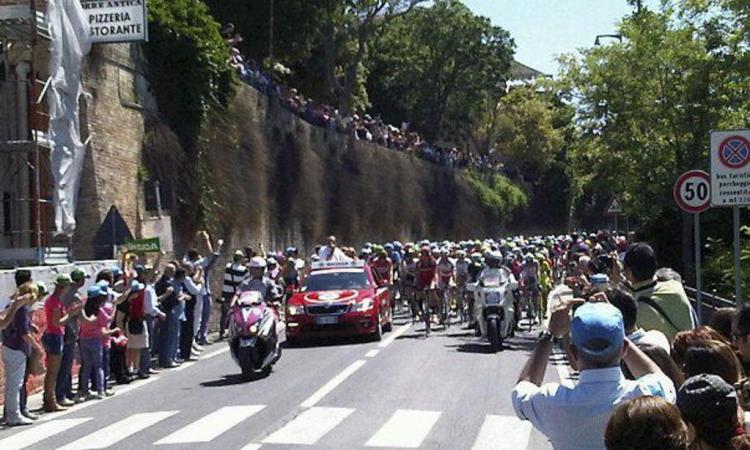 Recanati, lunedì il passaggio della Tirreno - Adriatico: sul Colle i big del ciclismo