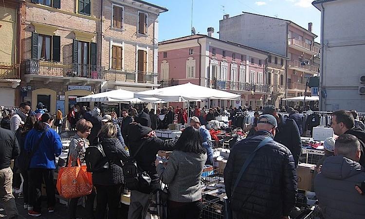 Civitanova, venditori abusivi ostacolati ma regolarmente presenti - VIDEO