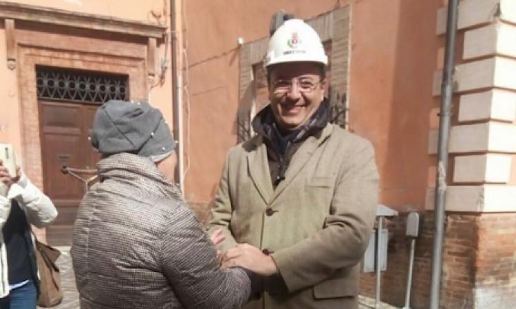 Camerino, il sindaco Pasqui "puntella le lacrime" con la signora Marisa e punta a riaprire il teatro entro il 2019