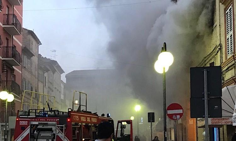 Incendio in corso Cairoli: spunta la pista del dolo. Trovata della benzina nell'appartamento