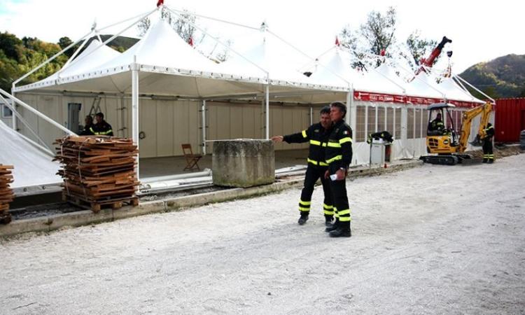 La mensa del campo base dei Vigili del Fuoco di Arquata assegnata ai privati: il costo passa da 3,80 a 10 euro a pasto