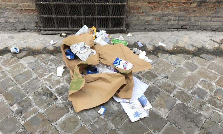 Vandalismo e sporcizia in via Crescimbeni a Macerata: la rabbia dei residenti