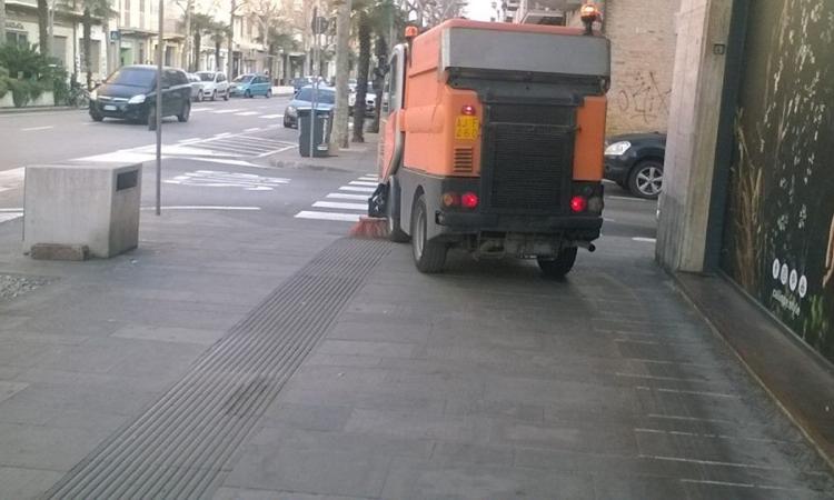 Civitanova, polemiche sulla pulizia dei marciapiedi del Corso
