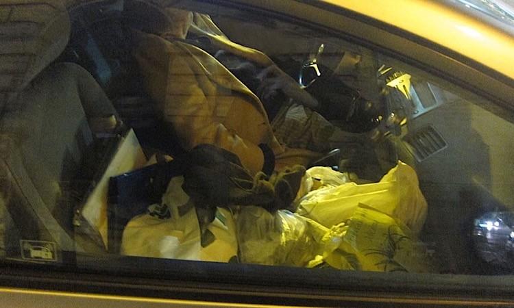 Civitanova, dorme in auto davanti al municipio: preoccupazione tra i presenti
