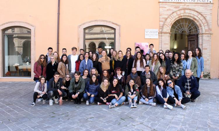 Scambio tra licei in nome dell’Europa, studenti francesi e maceratesi ricevuti dall’assessore Casoni