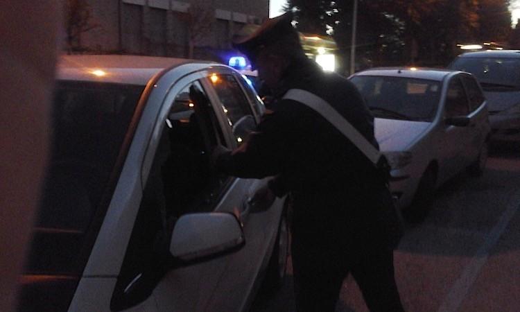 Spacca il vetro di un'auto per rubare una borsa: fermato mentre aspetta il treno